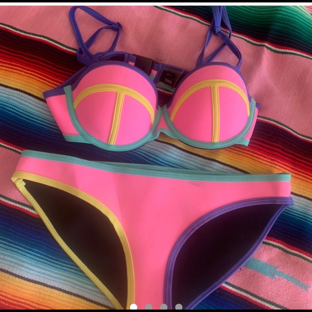 ISO Top like this with purple straps a Small+ Med